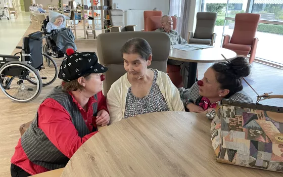 Twee demiclowns op bezoek bij een bewoonster